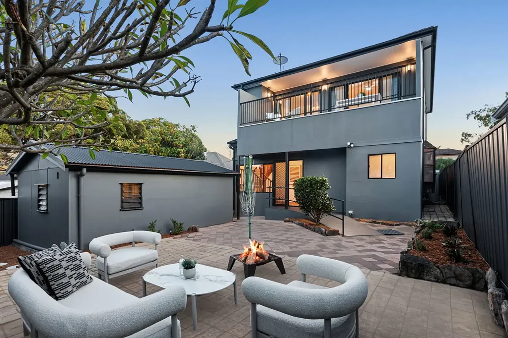 Botany 6Habitaciones Generous Freestanding Home with Light Filled Interiors & Versatile Living