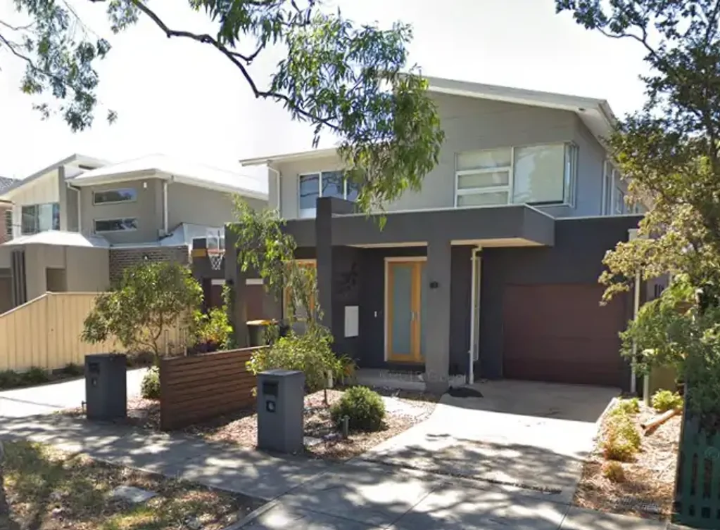 One Bedroom in Shared House Available in Gorgeous Newport Townhouse!