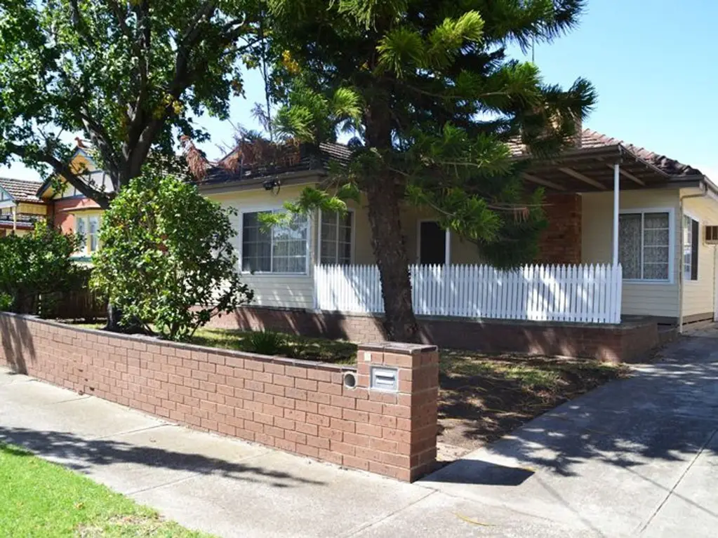 3 Bedroom Home Close To Sunshine Marketplace.