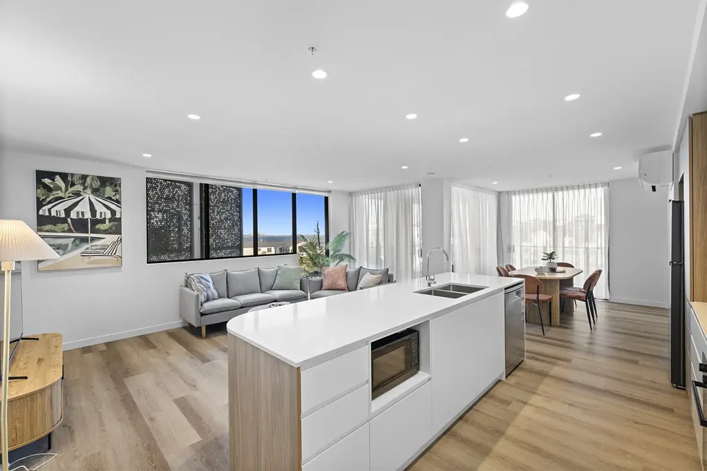 Maroochydore 3Kwarto Beachside views and near new!