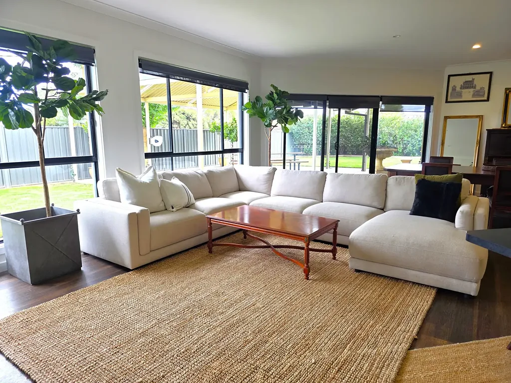 Deniliquin 4房  THE COMPLETE PACKAGE WITH EVERYTHING YOU COULD WANT FOR MODERN FAMILY LIVING