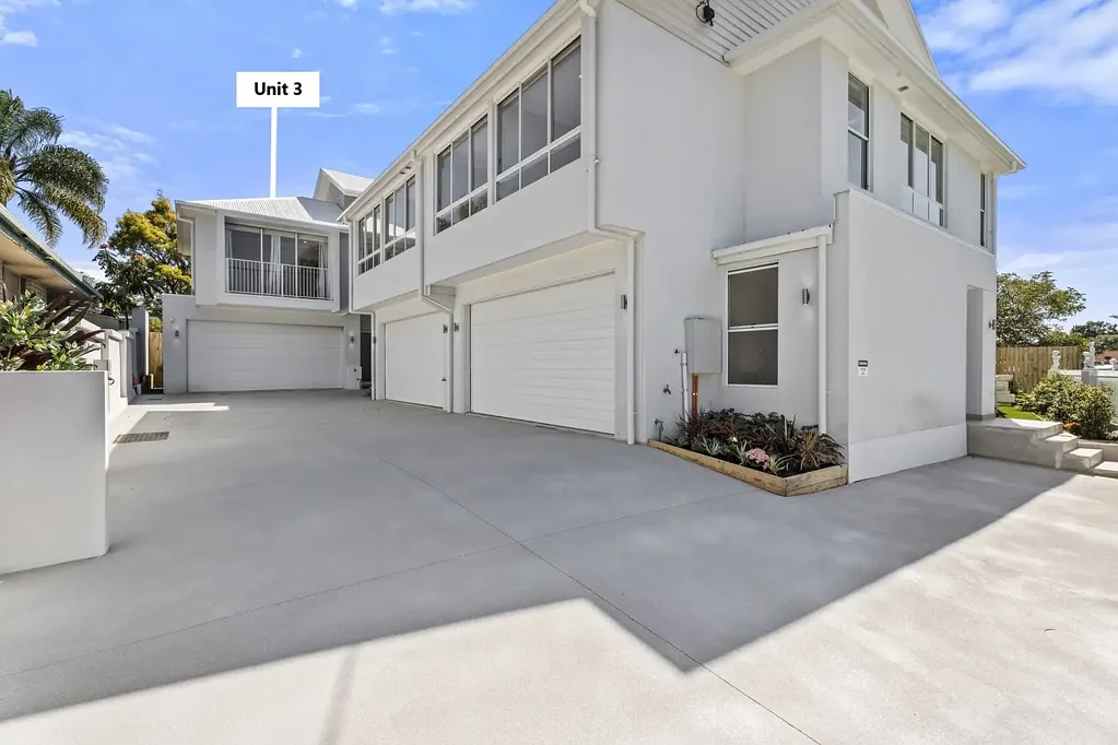 229m2
Large Spacious Near New Townhouse- Fully Furnished - Walk to Tram Station