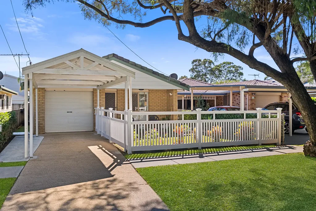 15 Daniel Street, Lota, QLD 4179
