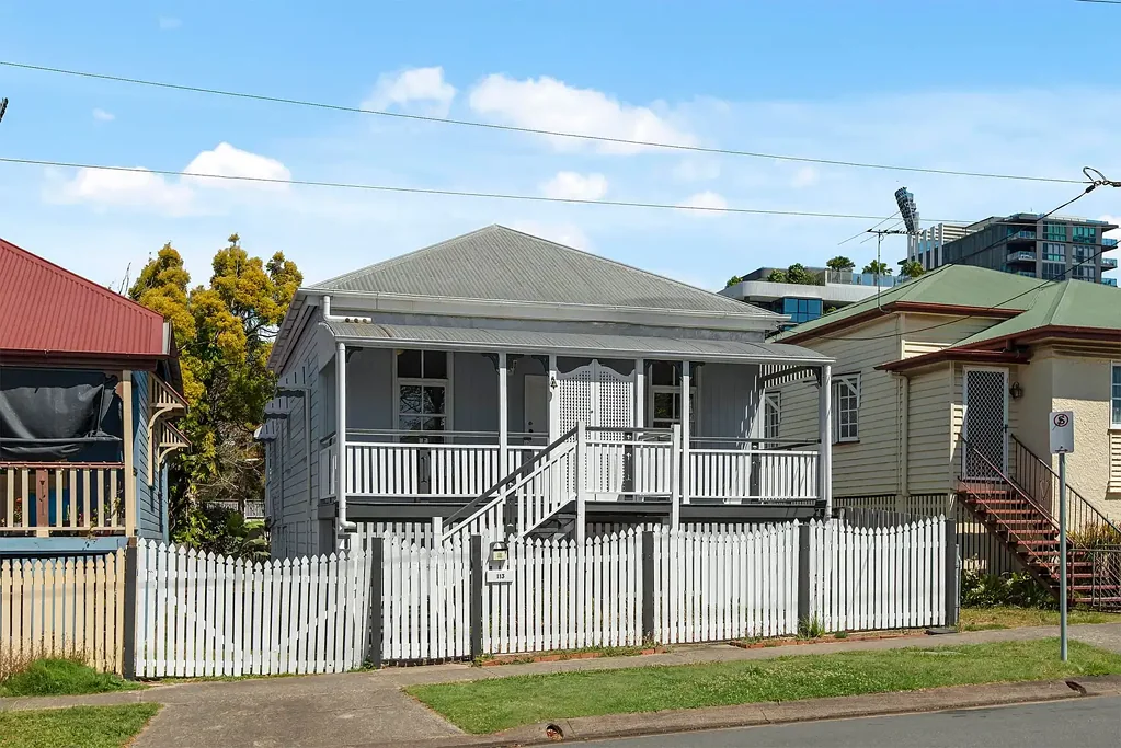Kangaroo Point 3chambre Charming Character Cottage with City Views & Endless Potential
