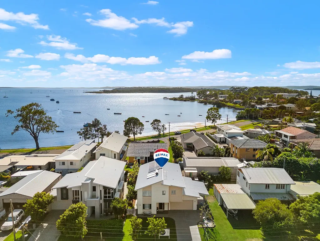 Victoria Point 5房 终极海滨生活、优越海湾景观、宽敞生活区域、高端装饰、步行至海滨、露台俯瞰莫顿湾、多生活区域、全屋空调、现代环保、超大双车库、户外天堂、无穷娱乐活动、靠近购物中心。 Stunning Bayside Family Home with Moreton Bay Views