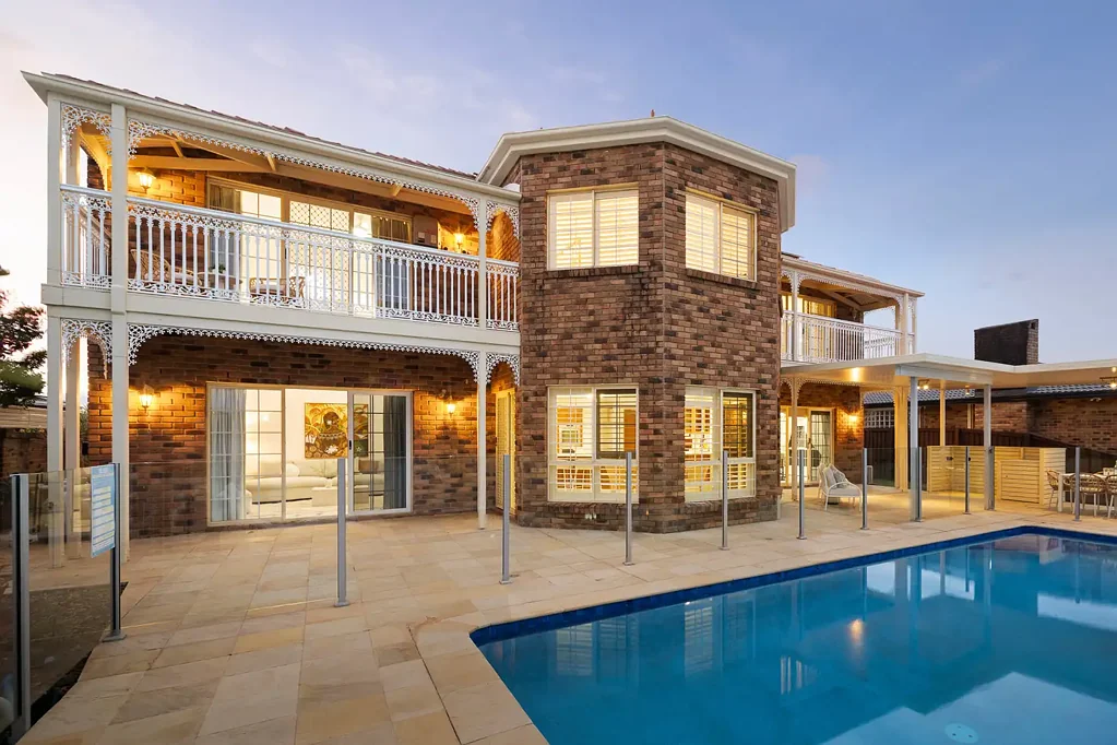 Clear Island Waters 5غرفة نوم "Winslow House": Federation-Style Waterfront Residence Fusing Grandeur, Privacy and Space .