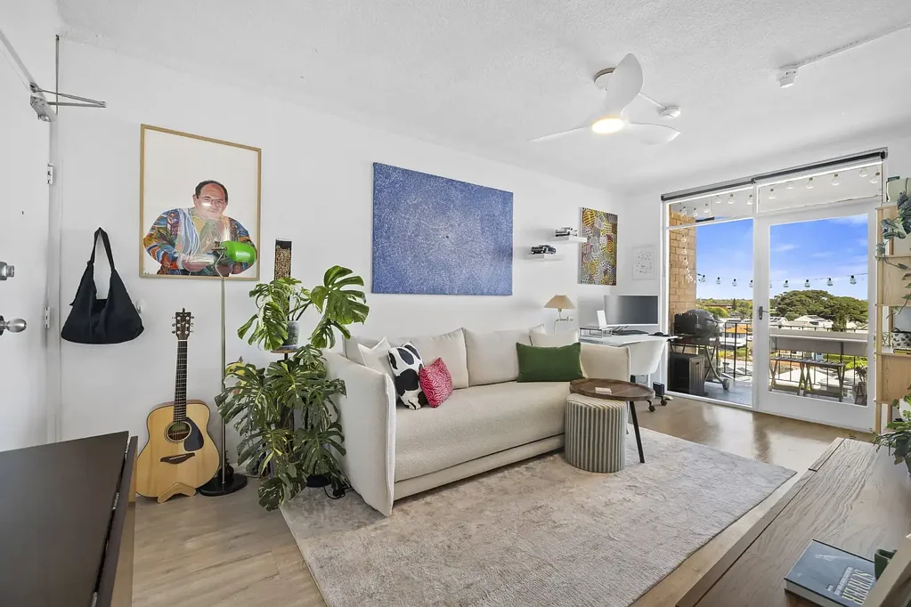 Lilyfield 1બેડરૂમ Immaculate apartment with parking and district views
