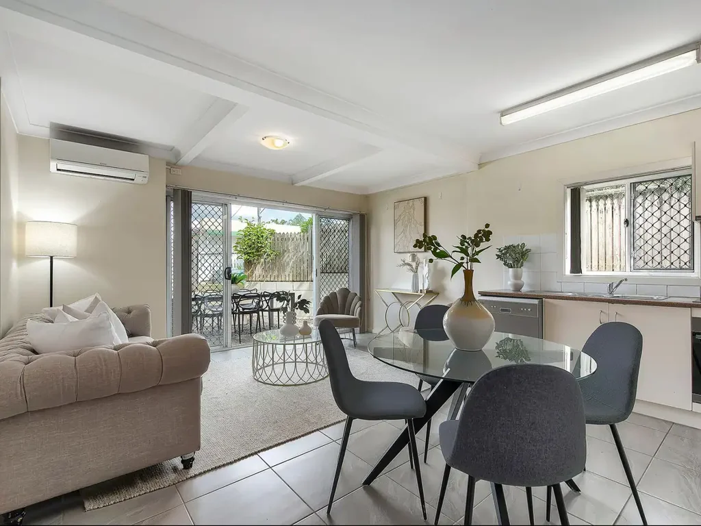 LOW MAINTENANCE, INNER CITY LIVING AT ITS BEST !