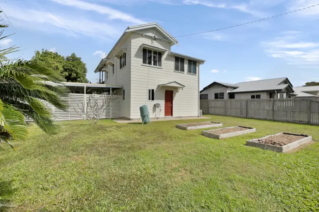 West Mackay 3房  Parkside Queensland Charm with Dual Living Potential
