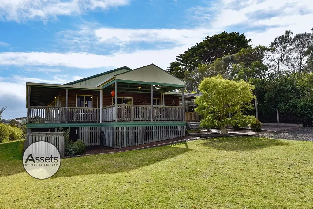 Nelson 3房  Log-cabin Charm with Water Views