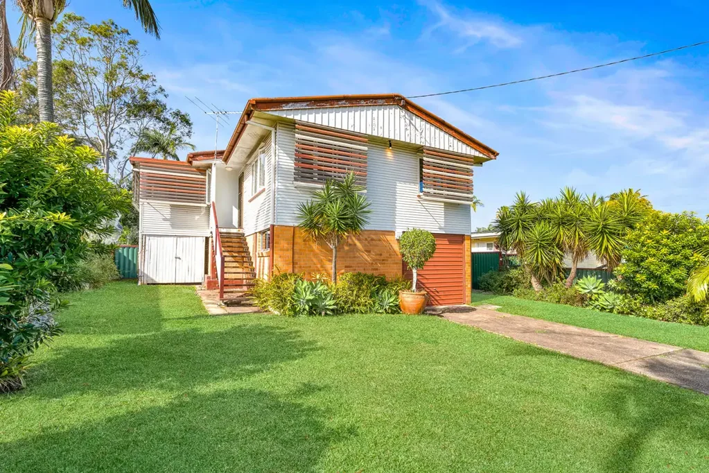 Boondall 3房 宽敞607m²地块 临街16米宽 高架木结构 翻新开发潜力 抛光硬木地板 VJ镶板 开放式起居区 阳光房 家庭浴室 大型娱乐室 充足停车位 便捷交通网络 Highset Character Home with Endless Possibilities on 607m2