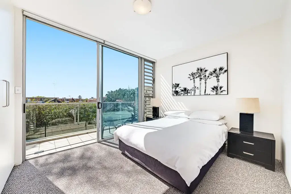 SUNNY, BRIGHT TOWNHOUSE - FURNISHED