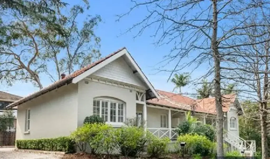 Renovated Character Semi, Walk to Rail and Shops