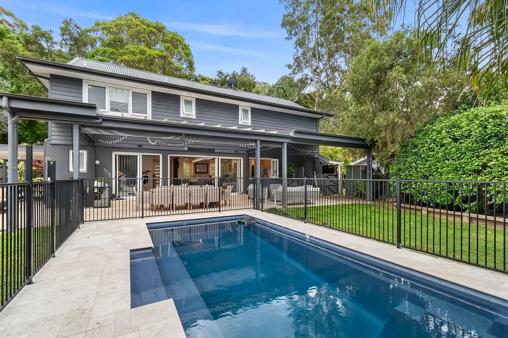 Mona Vale 5房 全新两楼住宅 精心景观花园 多个生活区 开放式厨房 泳池娱乐空间 青少年休闲区 独立WC 管家备餐区 绿叶景观 Modern Family Sanctuary With Pool, Teen Retreat & Indoor-Outdoor Living