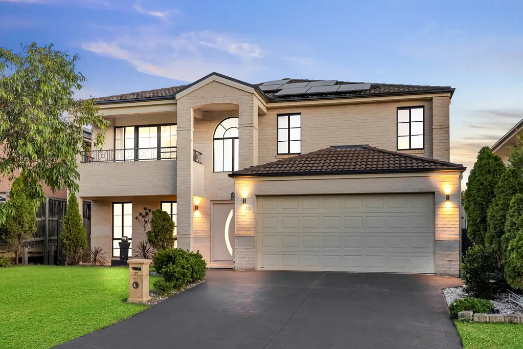Kellyville Ridge 5房  面向北方的大型家庭住宅 | 步行可达学校、商店和公园。  Grand North Facing Family Residence | Walk to Schools, Shops & Parks.