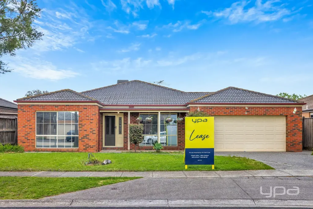 A Stunning Family Home in the Alamanda School Zone !!