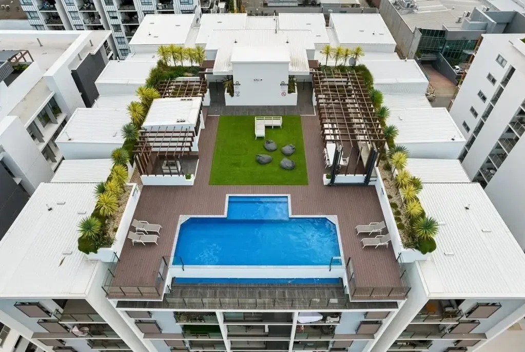 Near New 2 Bedroom Luxurious Inner City Living
