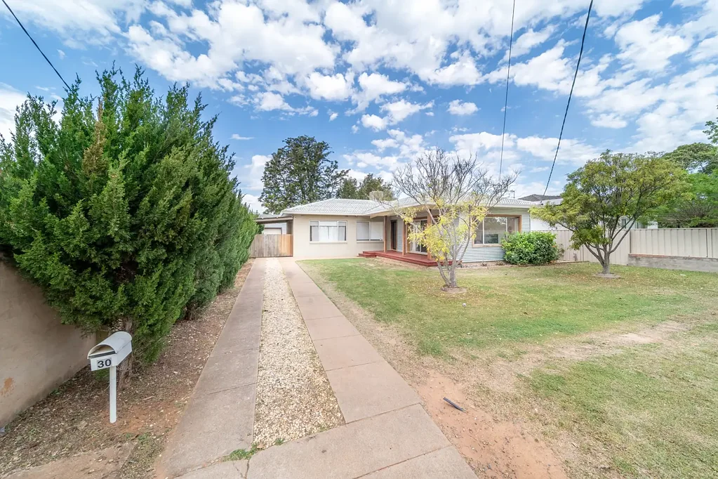 Dubbo 3ਬੈੱਡਰੂਮ South Dubbo Lifestyle with Modern Renovation and Studio