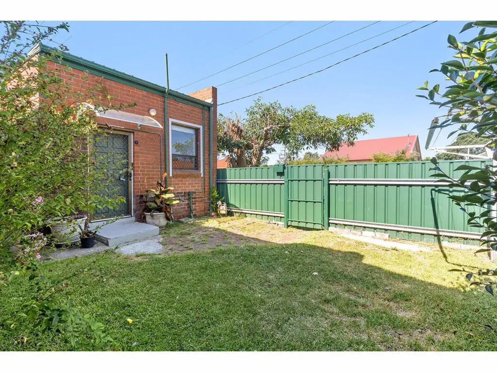 WELL PRESENTED LOW MAINTENANCE AND SET IN POPULAR MAYFIELD