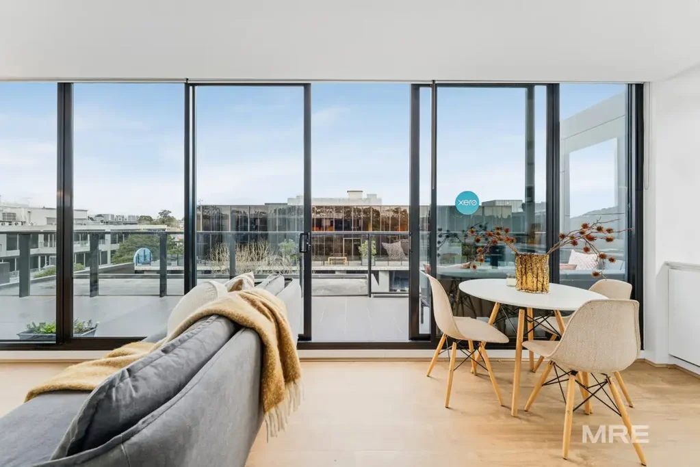 Hawthorn 2房 阳光充足市景  开敞式布局  石制台面厨房  私人阳台  2间带衣帽间卧室  地下停车位  热门地段  近咖啡馆商圈 Lifestyle sophistication in the heart of Hawthorn