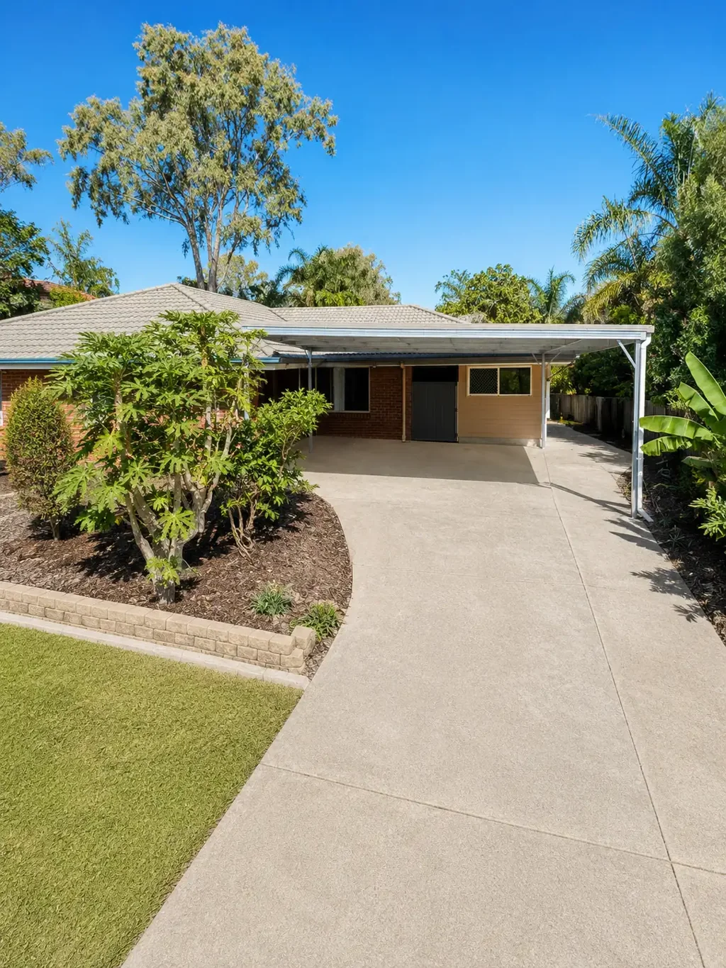 Oxenford 3chambre Spacious Family Home on 830m² with Large Shed & Dual Side Access