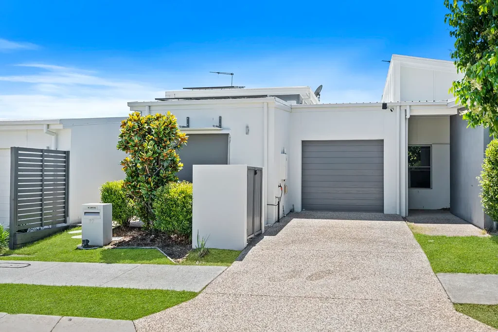 Redland Bay 3Kwarto Luxurious Low-set Villa - Carefree Living - Walk to the Water & Shops!