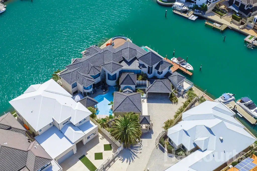 Halls Head 4ਬੈੱਡਰੂਮ Luxury Resort Style Canal Living on a Grand Scale