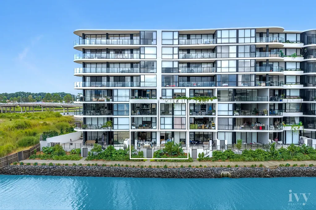 Hope Island 2 Bedroom Sophisticated Waterfront Apartment with Panoramic Views
