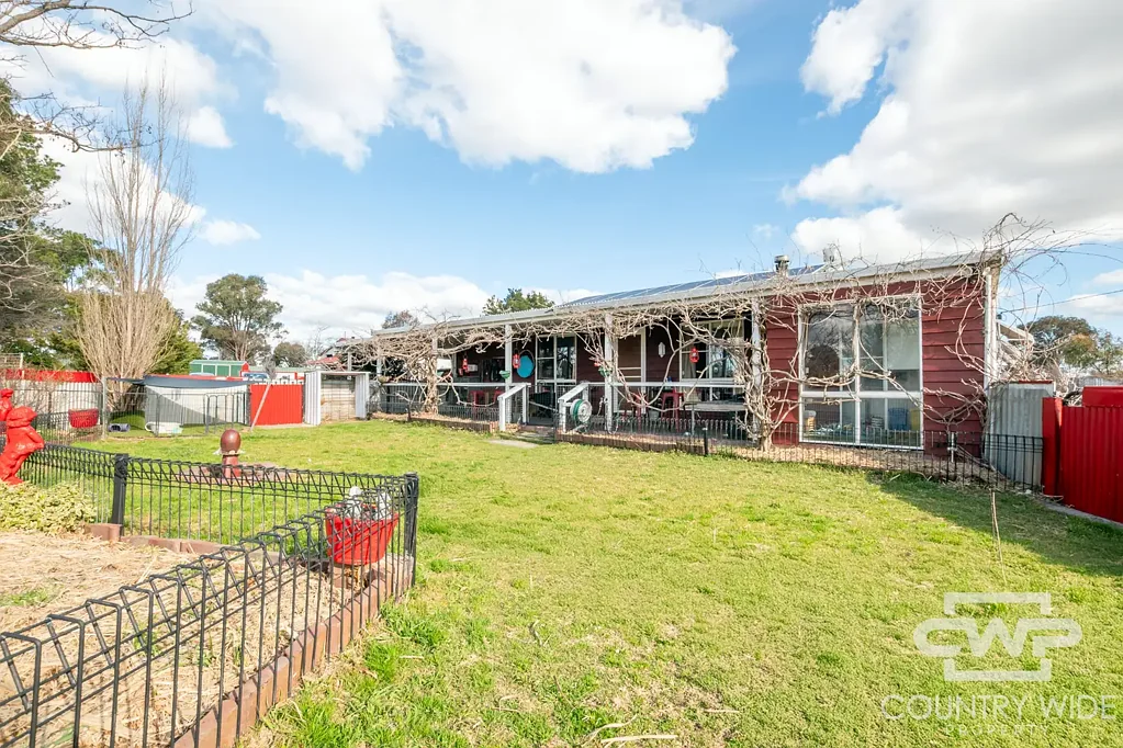 Deepwater 4 Bedroom 3 Bedroom Home with Space and Privacy