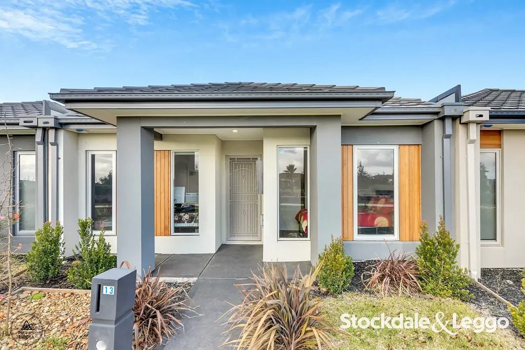 Park Facing 3 Bedroom Family Home!
