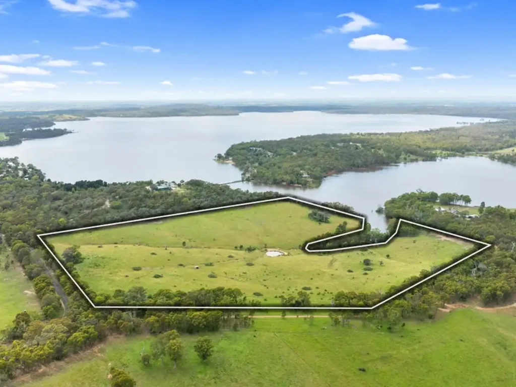 Glenmaggie Acreage block adjoining Lake Glenmaggie