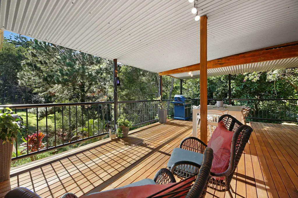 Lower Beechmont 4房  Dual Living Residence on large block with Scenic North facing outlook!