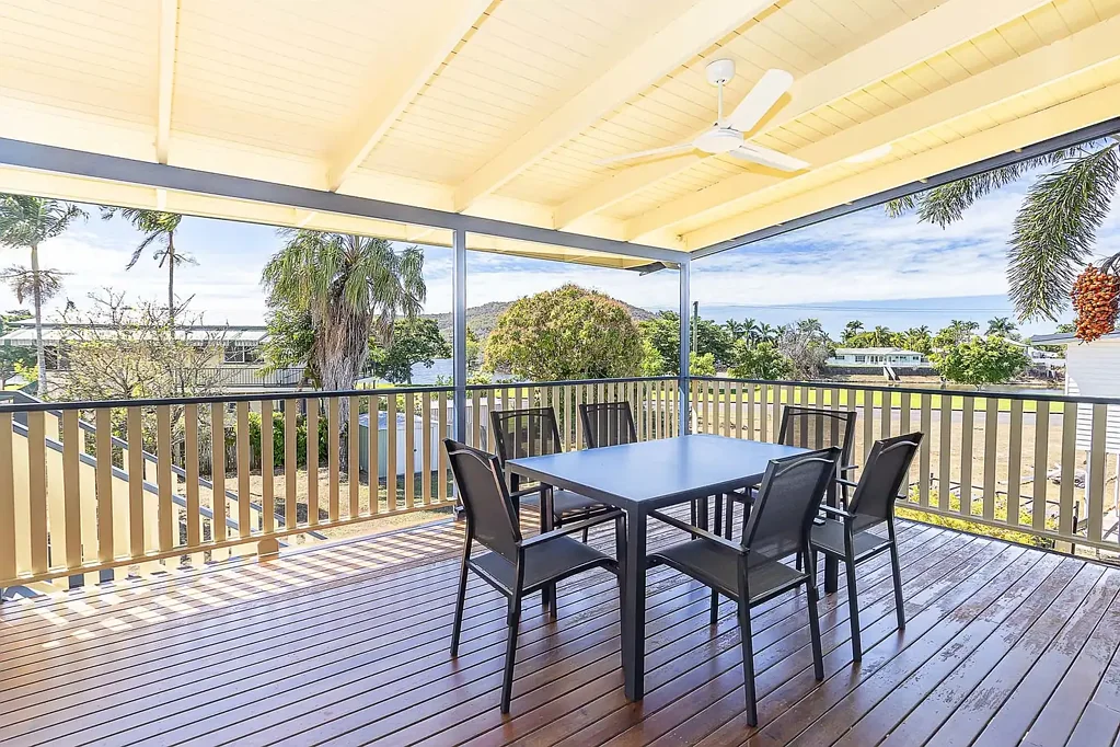 Currajong 2 Bedroom CHARMING HIGHSET QUEENSLANDER WITH LAKE VIEWS