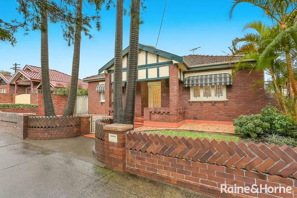 Earlwood 3कमरा Timeless Californian Bungalow with 15.24m Frontage - Classic Elegance Meets Modern Comfort