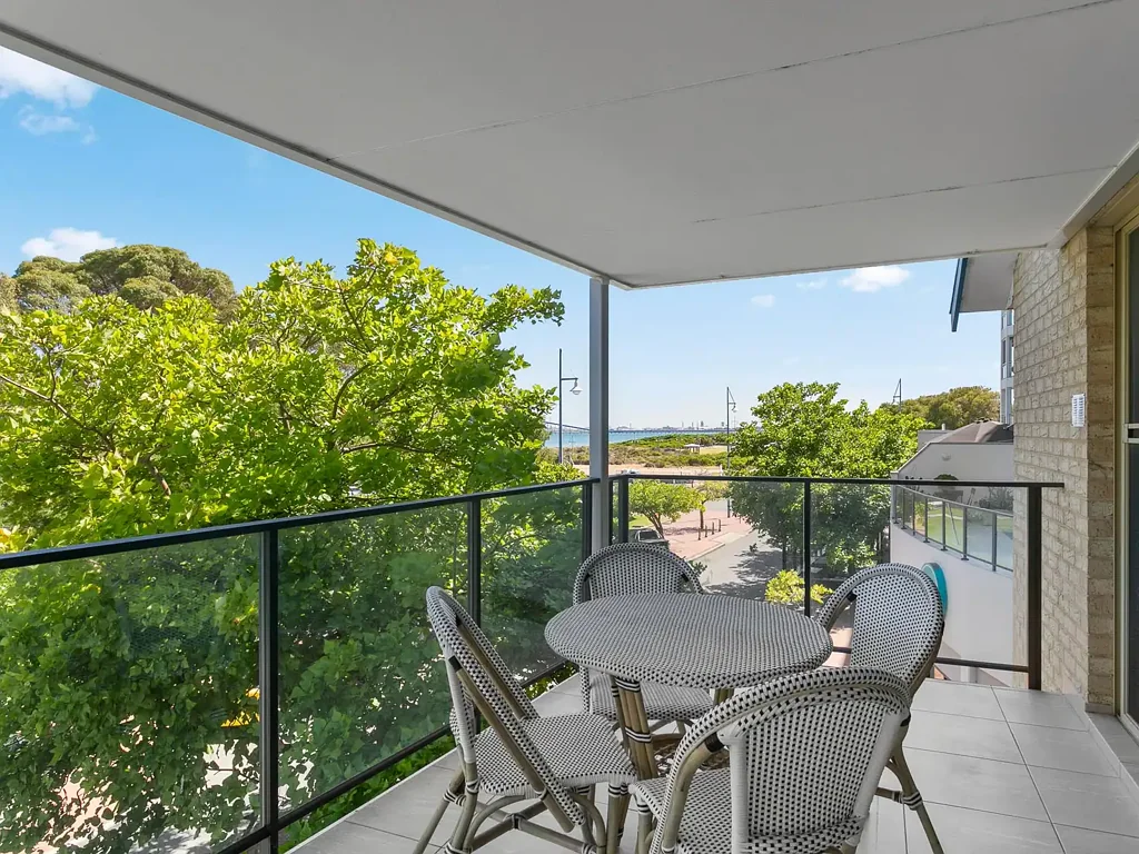 Fully furnished apartment in prime location.