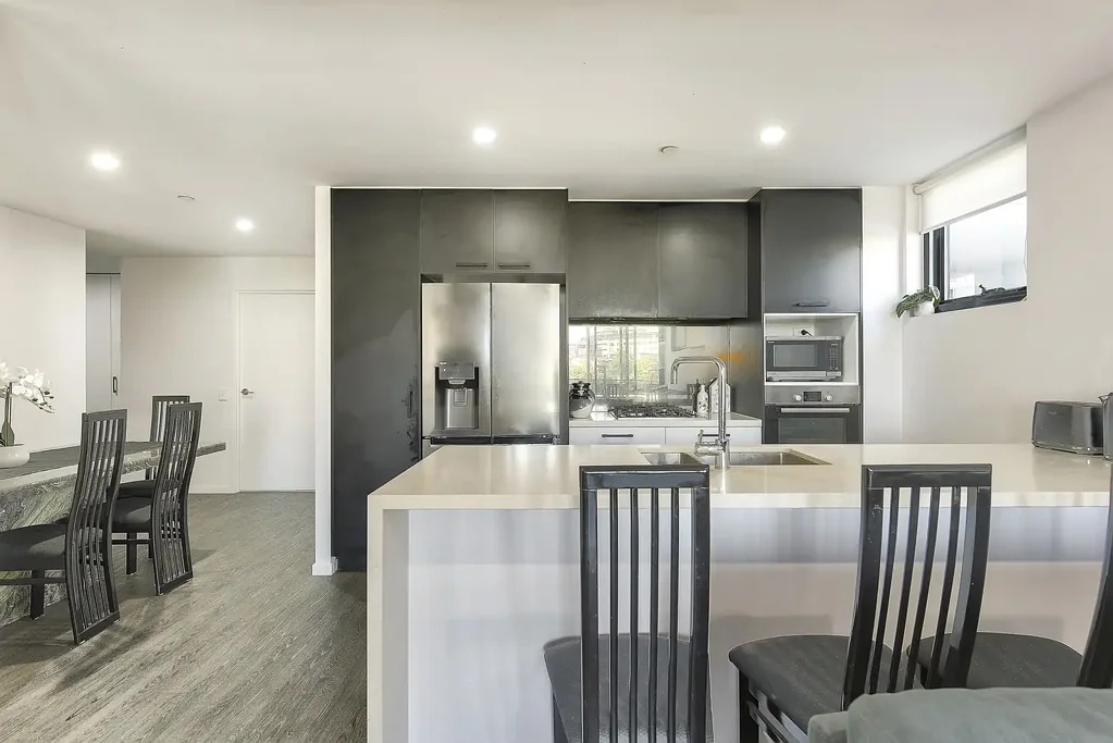 Woolloongabba 2房 180度CBD景观 两居室精装修 私人阳台 厨房带岛台 主卧带步入式衣帽间 屋顶全景娱乐区 步行可达医院商圈交通 Inner-City Apartment with City Views – Seller Ready to Meet the Market