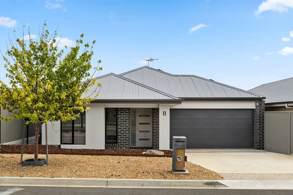 Seaford Heights 4침실 Modern Family Ease with Everyday Convenience
