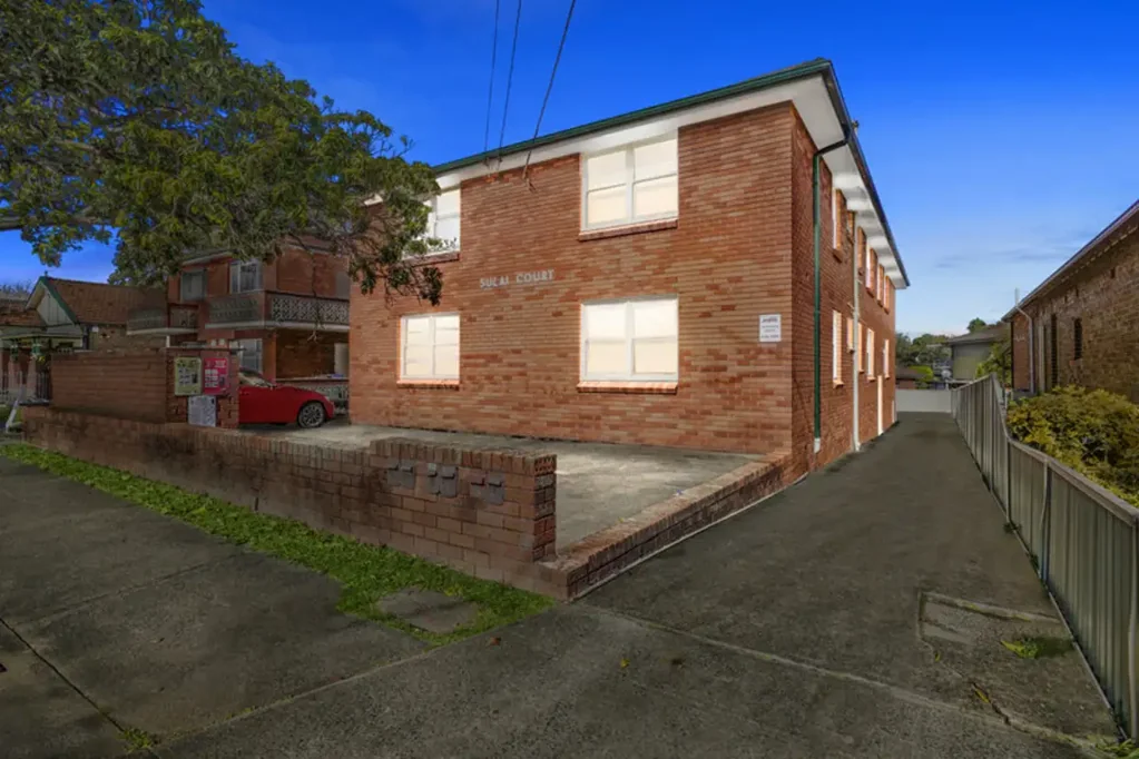 DEPOSIT TAKEN @ $525 pw - Renovated Top Floor Apartment!