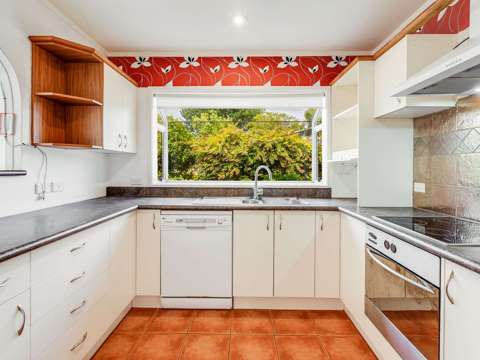 Queenwood 3房  Private Poolside Paradise Awaiting TLC