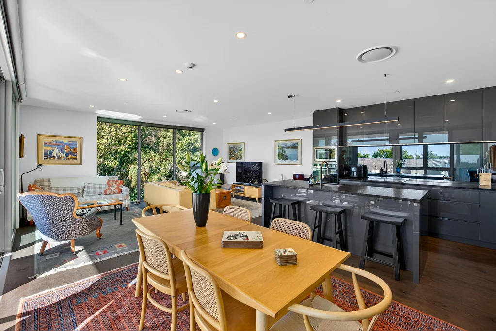 Nelson City 2ਬੈੱਡਰੂਮ Luxury, Light, Sun, and Security!