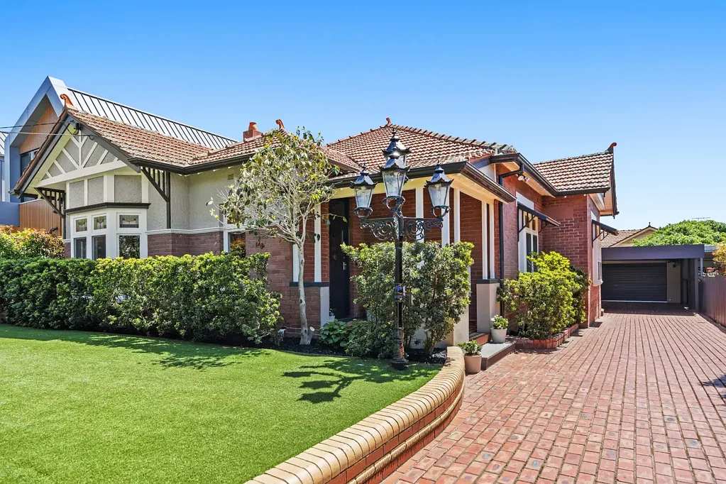 Essendon 4房 红砖立面 708sqm占地 抛光木地板 Ilve炉灶 Arabescato大理石 宽敞后院 加热泳池 意式浴室 双车库 工作室 邻近名校 步行商圈 Federation Grandeur Meets North-Facing Family Luxury on Windy Hill