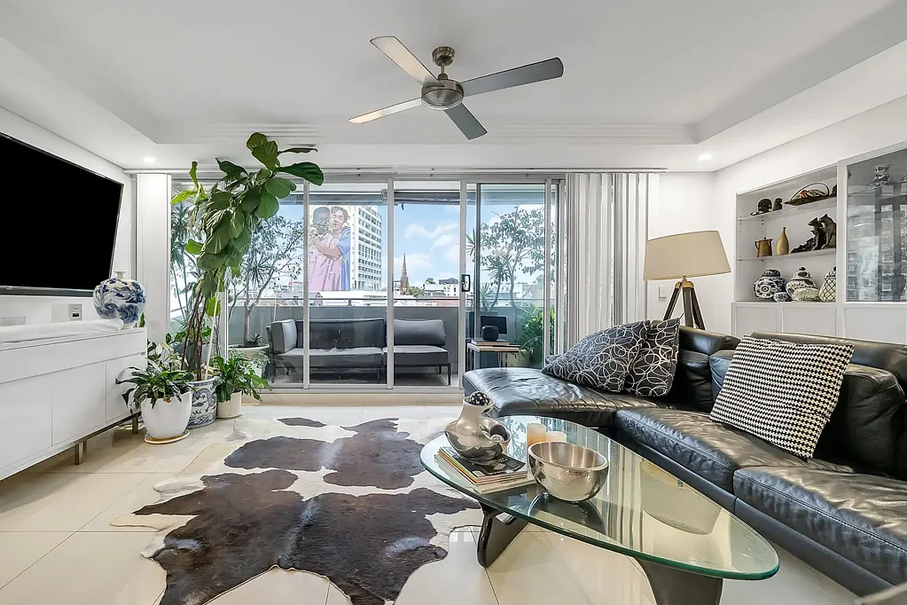 AMAZING LOCATION, CITY VIEWS, FULLY FURNISHED LARGE 3 BEDROOM 2 LEVEL 2 BATHROOM AND TOILET