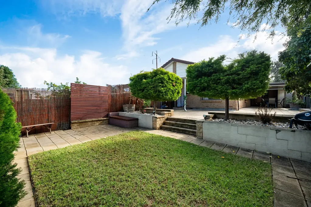 Valley View 2Zimmer Updated style, generous outdoor living & ultimate convenience