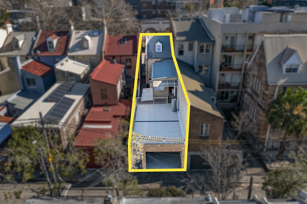 Darlinghurst 5房 双入口便利 188㎡三层布局 五卧多功能空间 安防系统齐全 四车位锁闭车库 中心地段静谧 Fabulous Home or Investment with Recent Updates & Dual Access via Chisholm Street