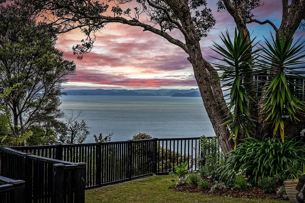 Mount Roskill 4房 海港视野巅峰巨作！挑高门厅+阳光露台+景观花园+内进式双车库，近公园/学校/海岸步道！ Relocating to Arrowtown!