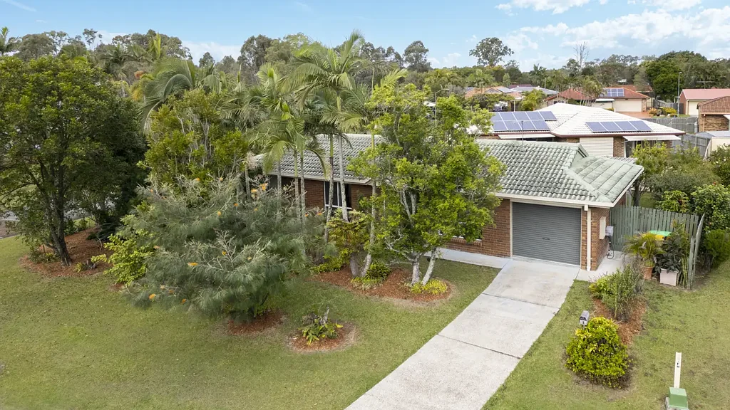 Caboolture 3 Slaapkamer Move Straight In - Corner Block Opportunity with 2 Street Access