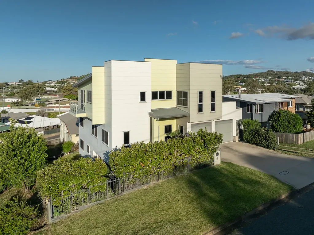 West Gladstone 5ਬੈੱਡਰੂਮ Architectural Brilliance with Panoramic Views