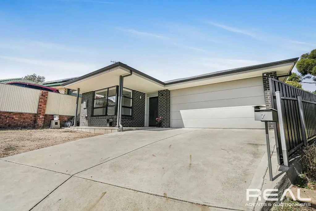 Para Hills 4 Bedroom Modern Family Home on 638m² with Space, Comfort & Quality Throughout