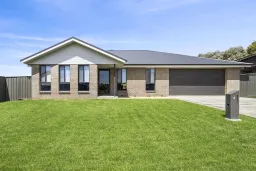 4 LEONARD PL, Crookwell