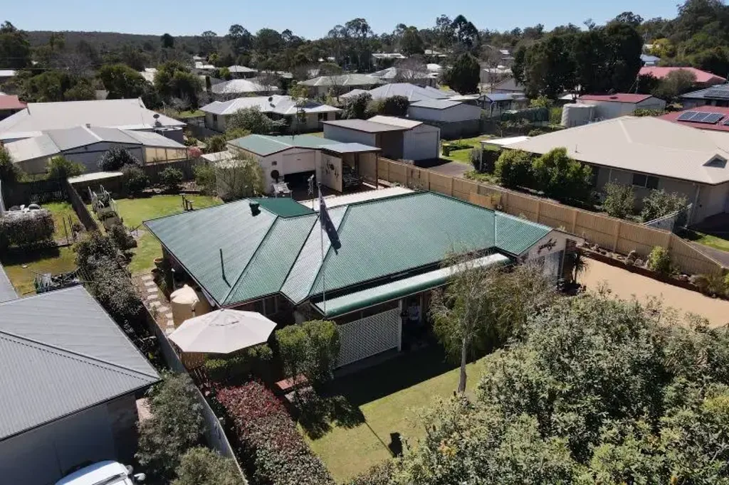 Crows Nest 4ਬੈੱਡਰੂਮ Comfortable 4-bed brick home with spacious private patio, sheds, caravan/car shelter and solar.